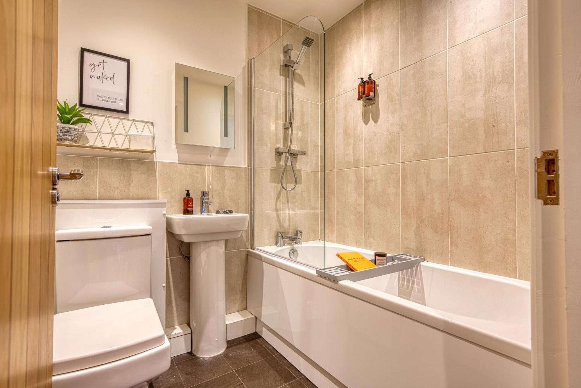 2-Bedroom Stunning, Stylish & Central City Apartment, Spacious, Sleeps 6, With On-Site Parking - Near Gunwharf Quays & Beach - By Blue Puffin Stays Portsmouth Exterior foto