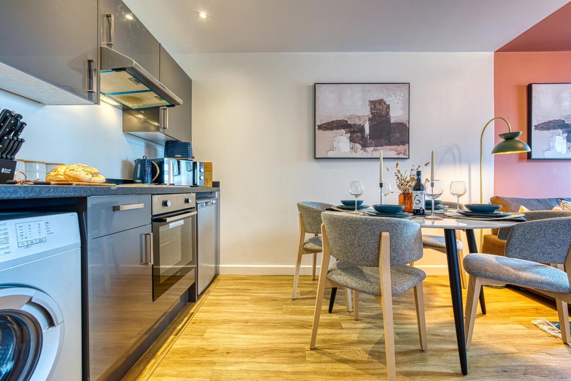 2-Bedroom Stunning, Stylish & Central City Apartment, Spacious, Sleeps 6, With On-Site Parking - Near Gunwharf Quays & Beach - By Blue Puffin Stays Portsmouth Exterior foto