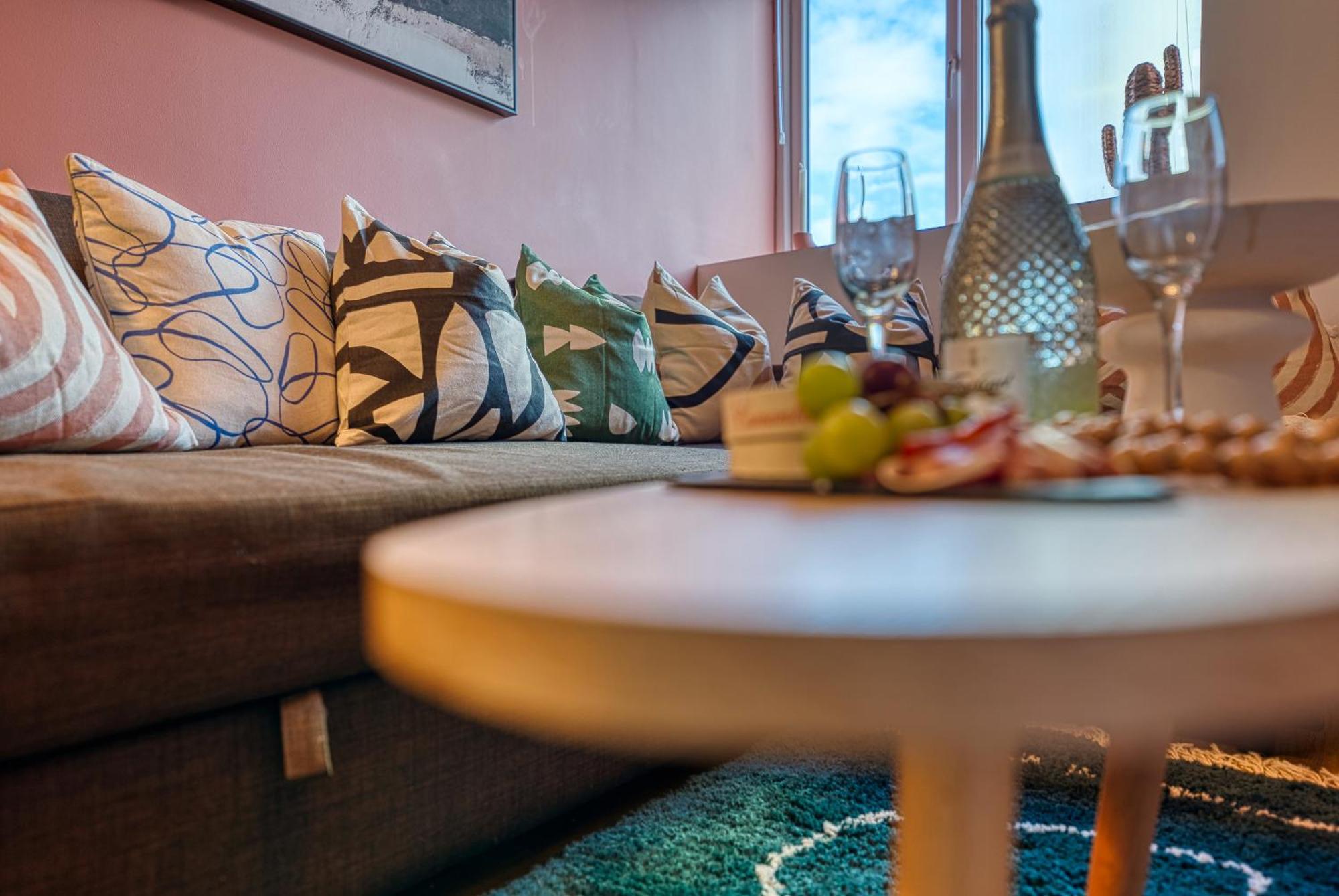 2-Bedroom Stunning, Stylish & Central City Apartment, Spacious, Sleeps 6, With On-Site Parking - Near Gunwharf Quays & Beach - By Blue Puffin Stays Portsmouth Exterior foto