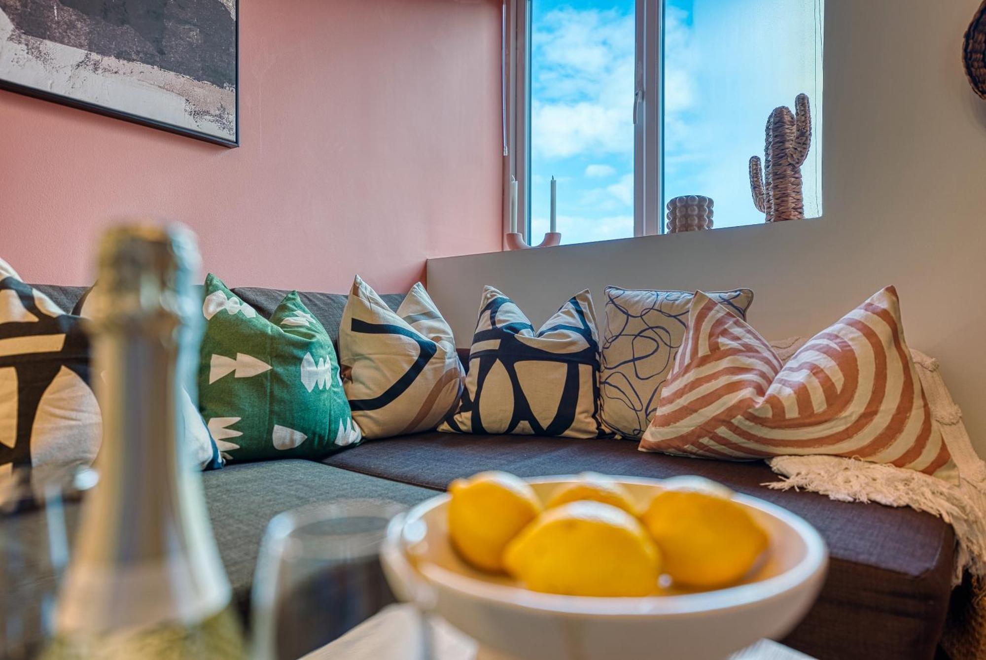 2-Bedroom Stunning, Stylish & Central City Apartment, Spacious, Sleeps 6, With On-Site Parking - Near Gunwharf Quays & Beach - By Blue Puffin Stays Portsmouth Exterior foto