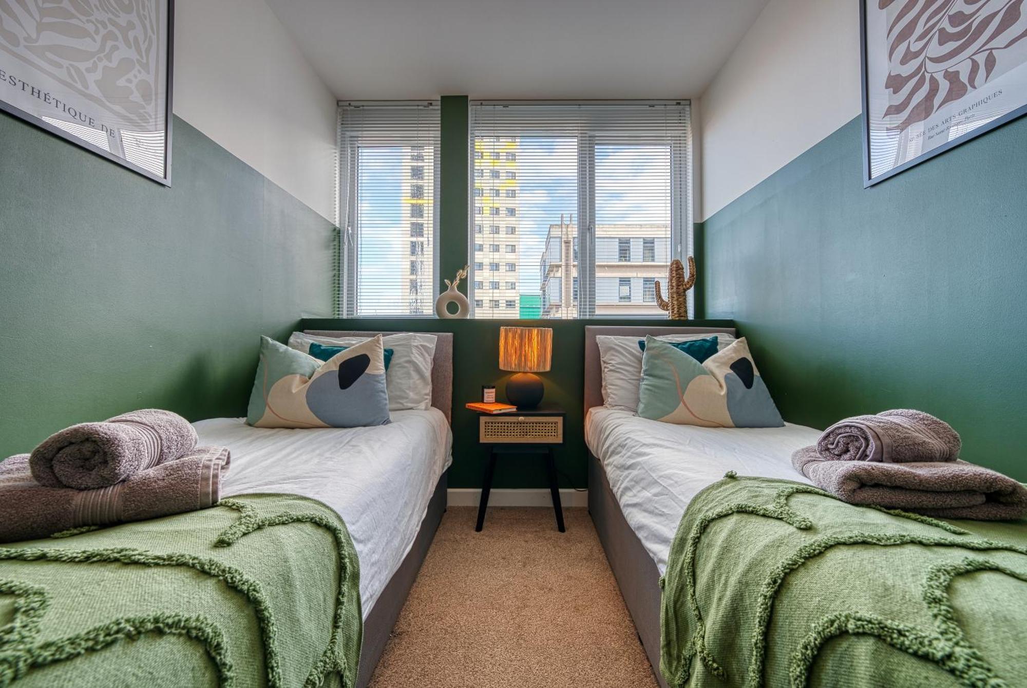 2-Bedroom Stunning, Stylish & Central City Apartment, Spacious, Sleeps 6, With On-Site Parking - Near Gunwharf Quays & Beach - By Blue Puffin Stays Portsmouth Exterior foto