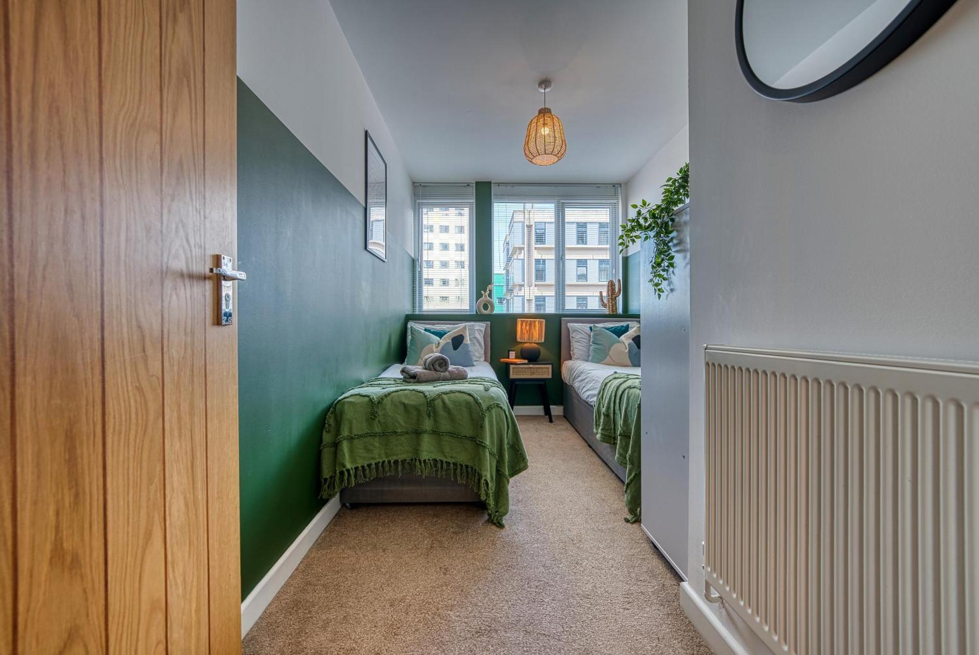 2-Bedroom Stunning, Stylish & Central City Apartment, Spacious, Sleeps 6, With On-Site Parking - Near Gunwharf Quays & Beach - By Blue Puffin Stays Portsmouth Exterior foto