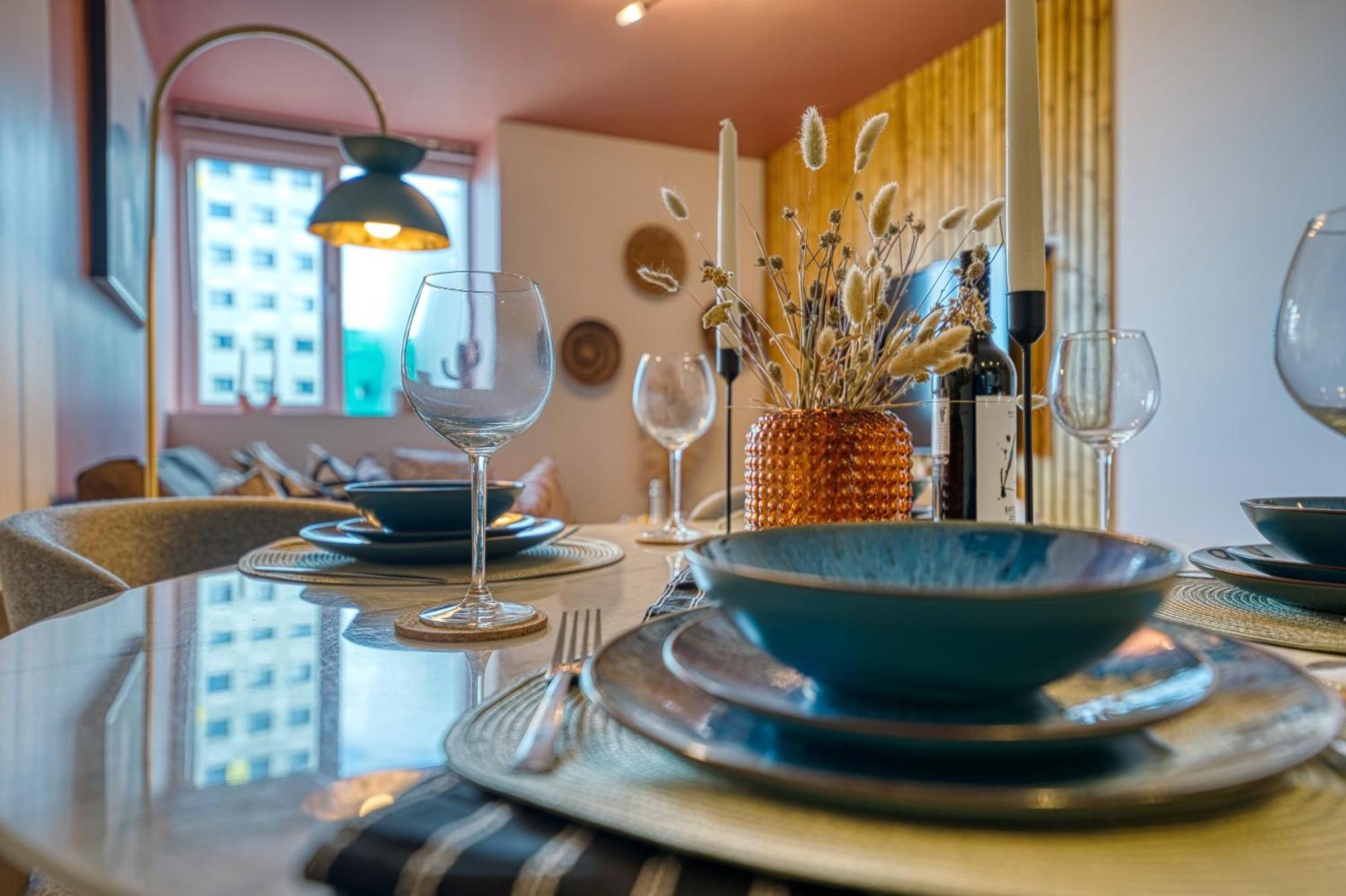 2-Bedroom Stunning, Stylish & Central City Apartment, Spacious, Sleeps 6, With On-Site Parking - Near Gunwharf Quays & Beach - By Blue Puffin Stays Portsmouth Exterior foto