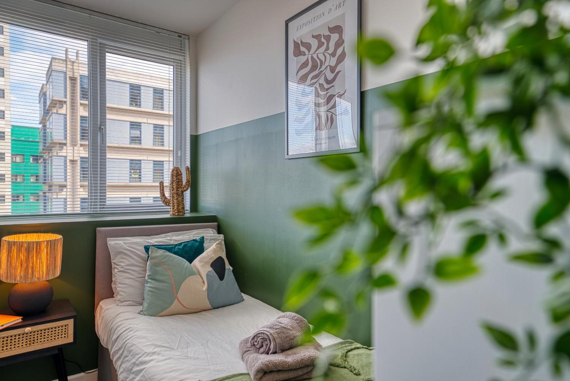 2-Bedroom Stunning, Stylish & Central City Apartment, Spacious, Sleeps 6, With On-Site Parking - Near Gunwharf Quays & Beach - By Blue Puffin Stays Portsmouth Exterior foto